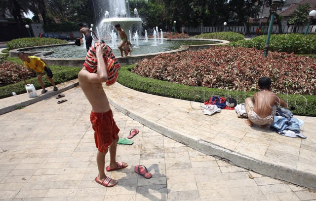 Mandi Di Kolam Air Mancur Menteng