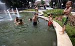 Mandi di Kolam Air Mancur Menteng