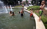 Kolam air mancur dimanfaatkan sejumlah anak untuk menghabiskan waktu bermain.