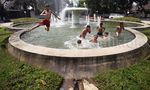 Mandi di Kolam Air Mancur Menteng