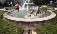 Anak-anak tersebut tampak asik berenang meski di sekeliling kolam terdapat aktifitas lalu lalang kendaraan.
