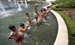 Mandi di Kolam Air Mancur Menteng