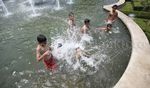 Mandi di Kolam Air Mancur Menteng
