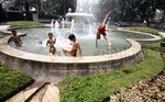 Mandi di Kolam Air Mancur Menteng