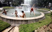 Aksi melompat ke dalam kolam tampak di pertunjukan anak-anak tersebut.