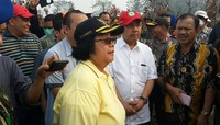 Menteri Siti Nurbaya kunjungan kerjanya di lokasi kebakaran lahan di Kecamatan Tambang, Kelurahan Rimbo Panjang, Kab Kampar, Riau, Minggu (19/9/2015).