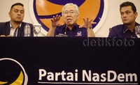 Ada juga lembaga survei dan pakar ekonomi untuk memberikan pembekalan kepada para calon kepala daerah dari NasDem.     