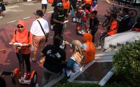Sejumlah masyarakat menjajal segway, kendaraan baru polisi di kawasan Car Free Day, Bundaran Hotel Indonesia, Jakarta Minggu (20/09/2015).     
