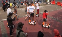 Segway, Kendaraan baru polisi yang digunakan membantu memantau aktivitas saat Car Free Day ini bisa dijajal oleh masyarakat.