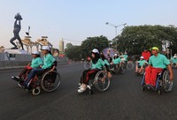 mereka juga memanfaatkan jalur car free day yang bebas dari kendaraan bermotor dengan berkursi roda