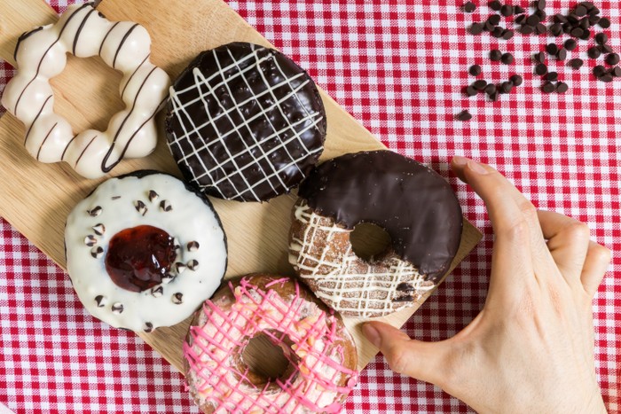Siraman Cokelat Hingga Matcha Bikin Donat Makin Cantik