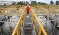 Pekerja mengecek Terminal Suplay Point (TSP) dan Distribusi Pelumas Pertamina di Batakan, Balikpapan, Kalimantan, Minggu (20/09/2015).     