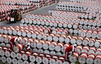 Beberapa pekerja tengah merapihkan tumpukan drum pelumas Pertamina di Drum Yard.