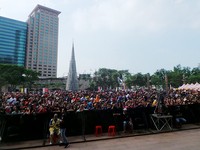 Ribuan orang bersorak sambil mangacungkan tangannya ke udara saat menyambut Lyla di kawasan Alun-alun Banchiao, New Taipei City. 