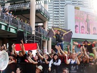 Tanpa basa-basi pula ribuan Lylaku--sebutan penggemarnya--dan Warga Negara Indonesia (WNI) yang hadir bernyanyi bersama.