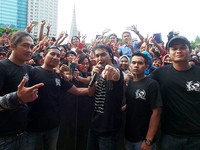 Sang vokalis yang terbawa serunya suasana akhirnya turun langsung menghampiri para penonton tepat di batas pagar.