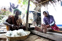 Proses pembuatan kain tenun ini dilakukan secara manual. Mulai dari proses ikat untuk pembentukan motif, sampai pencelupan warna yang dilakukan berulang-ulang (Rengga/detikTravel)