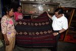 Mengintip Pembuatan Tenun Ikat Tradisional Khas NTT