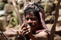 Salah satu warga suku dengan keterampilan memanah. Suku ini tinggal di atas pegunungan dan bergantung hidup pada hasil bumi di hutan belakang kampung mereka (Rengga/detikTravel)