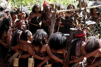 Gerakannya memutar. Untuk porosnya adalah tumpukan batu di mana sering dilakukan ritual adat di situ (Rengga/detikTravel)