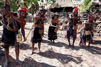 Satu yang bisa dicontoh dari suku ini adalah bagaimana mereka hidup sederhana. Tanpa merusak hutan, mereka bisa hidup dengan hasil secuil dari hutan tersebut. Hanya memungut biji-bijian yang jatuh dari pohon untuk dibuat pernak pernik yang nantinya akan dijual sebagai cinderamata (Rengga/detikTravel)
