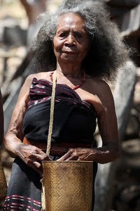 Salah satu ibu dari Suku Abui. Tak ada yang merusak atau membakar hutan seperti yang sedang terjadi saat ini. Mereka hidup selaras, sederhana tanpa rasa serakah (Rengga/detikTravel)