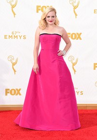 Elisabeth Moss mencolok dibalut gaun magenta dari Oscar de la Renta. Jason Merritt/Getty Images/detikFoto.