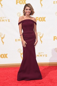 Sarah Hyland menawan dalam balutan dress marun dari Zac Posen. Jason Merritt/Getty Images/detikFoto.