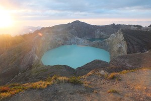5 Alasan Kenapa Kamu Mesti Liburan ke Danau Kelimutu