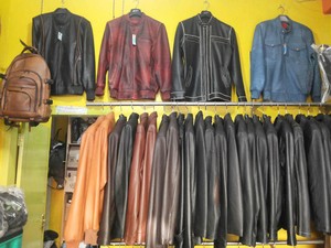 Pacar Hobi Naik Motor, Belikan Oleh-oleh Jaket Kulit Asli Garut
