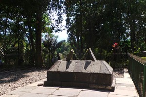 Misteri Batu Nisan yang Merunduk di Garut