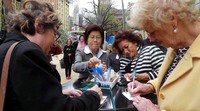 Deputi Wali Kota Melbourne Susan Riley (paling kanan) dan Konsul Jenderal Jepang Melbourne Keiko Haneda (ketiga dari kanan) menuliskan pesan damai.
