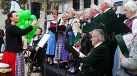 Ada pula Austria Choir, yang beranggotakan kakek-nenek pendatang dari Austria, kompak memakai baju tradisional Austria, dirndl.