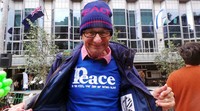 Tom Cooper, warga Melbourne keturunan Inggris, datang memakai atribut penutup kepala dan kaos dengan tulisan PEACE.