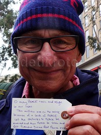 Tom Cooper, warga Melbourne menunjukkan pesan yang ditulisnya.
