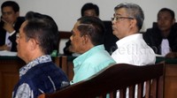 Meski hadir di pengadilan, Akik menolak bersaksi untuk Rusli Sibua.
