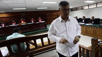 Akil meninggalkan ruang sidang.