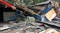 Bangunan liar tersebut dibongkar karena tidak memiliki sertifikat. Lamhot Aritonang/detikFoto.