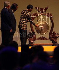 Jokowi membuka Rakernas NasDem dengan memukul gong.