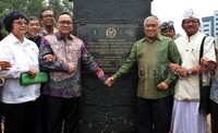 Ketua MPR Zulkifli Hasan (kedua kiri) bersama Menteri Lingkungan Hidup dan Kehutanan Siti Nurbaya (kiri) Ketua Tim Pengarah Siaga Bumi (kedua kanan) dan sejumlah tokoh agama foto bersama di depan tugu Taman Perdamaian Kompleks Parlemen Senayan, Jakarta. Lamhot Aritonang/detikFoto.