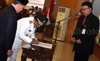 Pasangan Gubernur Sinyo H Sarundajang dan Wakil Gubernur Djouhari Kansil mengakhiri masa jabatannya pada hari ini. Mendagri melantik Sumarsono yang saat ini menjabat Direktur Jenderal Otonomi Daerah menjadi Gubernur Sulut sementara.