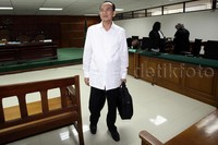 SDA meninggalkan ruang sidang.