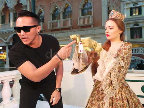 Demian Gelar Aksi Sulap No Hand Trick di Makau