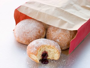 Donat Kentang Isi Cokelat Bisa Dibuat dengan 6 Langkah Ini