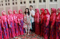 Gigi dan Raffi bersama ibu-ibu pengajian saat menggelar acara syukuran akikah Rafathar pada akhir pekan lalu. Pool/Gus Mun/detikFoto.