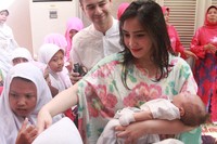 Setelah prosesi pemotongan rambut, Raffi dan Gigi, bersama Rafathar, bersalaman satu per satu dengan ibu-ibu pengajian dan anak-anak yatim piatu yang hadir. Pool/Gus Mun/detikFoto.