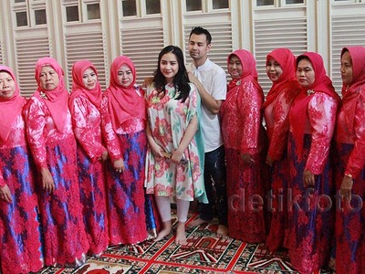 Nagita Slavina Cantik Berbunga di Syukuran Akikah Rafathar