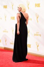 Lady Gaga Elegan Bergaun Hitam di Emmy Awards 2015
