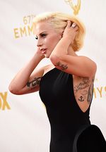 Lady Gaga Elegan Bergaun Hitam di Emmy Awards 2015