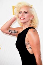 Lady Gaga Elegan Bergaun Hitam di Emmy Awards 2015